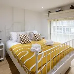 Flat-2bedrooms-2bath-by Fabaccommodation 公寓