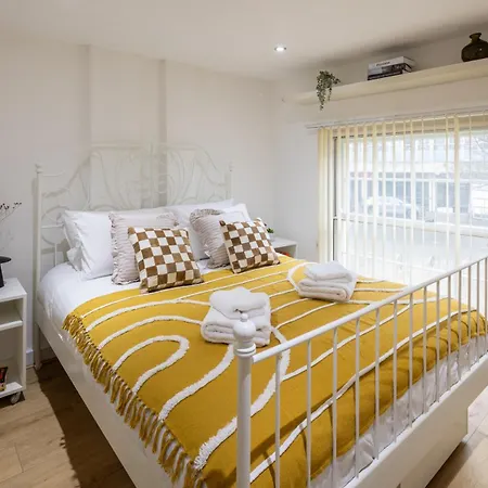 Flat-2bedrooms-2bath-by Fabaccommodation Apartamento