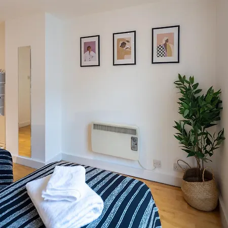 Flat-2bedrooms-2bath-by Fabaccommodation Apartamento *