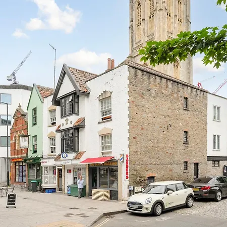 Flat-2bedrooms-2bath-by Fabaccommodation Апартаменты *