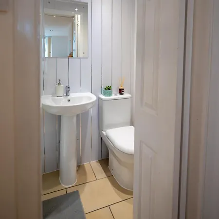 Flat-2bedrooms-2bath-by Fabaccommodation