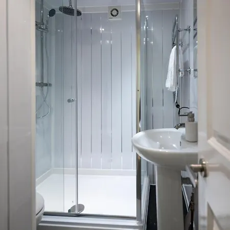 Flat-2bedrooms-2bath-by Fabaccommodation Apartament *