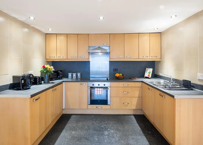 Flat-2bedrooms-2bath-by Fabaccommodation *