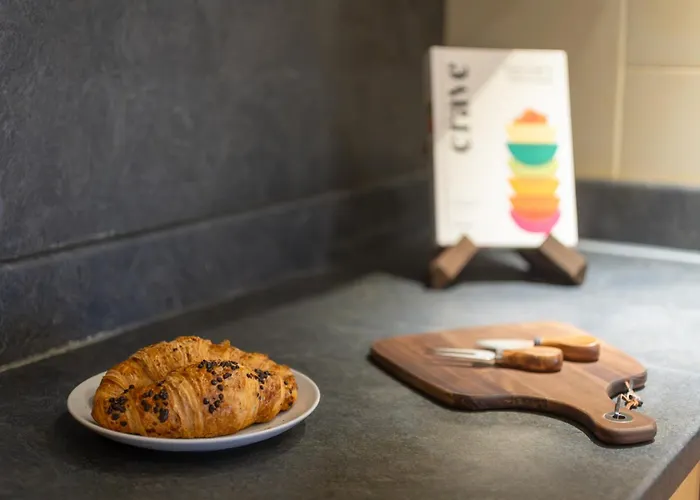 Flat-2bedrooms-2bath-by Fabaccommodation Apartment