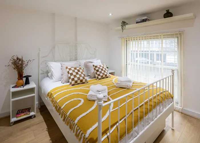 Flat-2bedrooms-2bath-by Fabaccommodation Apartment