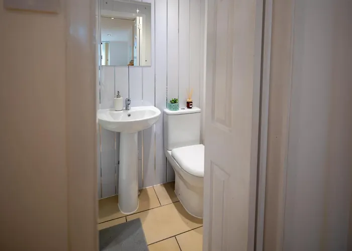 Flat-2bedrooms-2bath-by Fabaccommodation