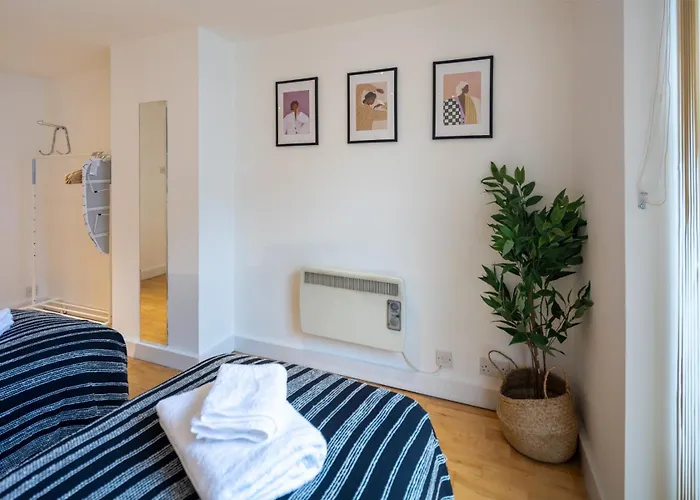 Flat-2bedrooms-2bath-by Fabaccommodation Apartment *