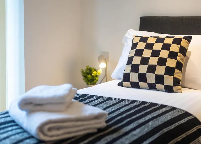 Flat-2bedrooms-2bath-by Fabaccommodation Apartment Bristol