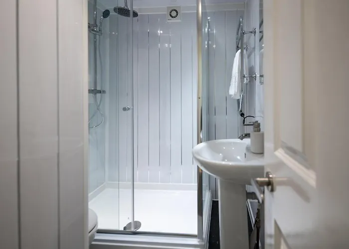 Flat-2bedrooms-2bath-by Fabaccommodation Апартаменти *