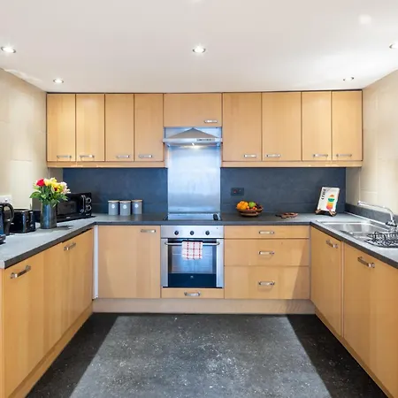 Flat-2bedrooms-2bath-by Fabaccommodation *