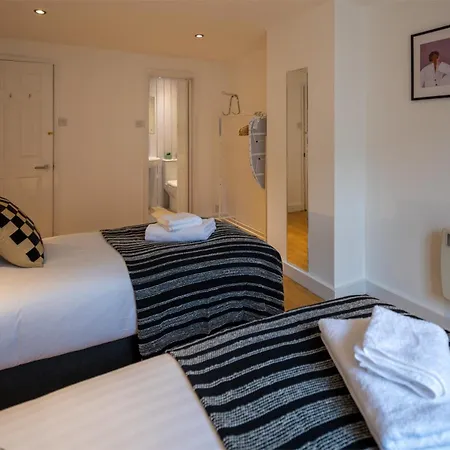 Flat-2bedrooms-2bath-by Fabaccommodation *