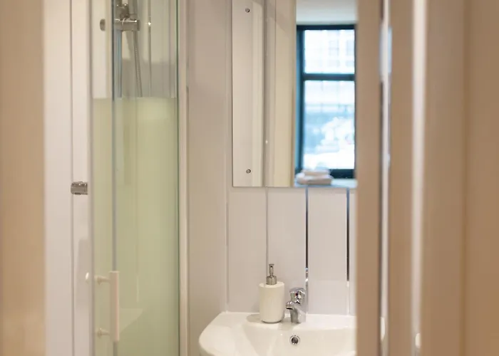 Flat-2bedrooms-2bath-by Fabaccommodation